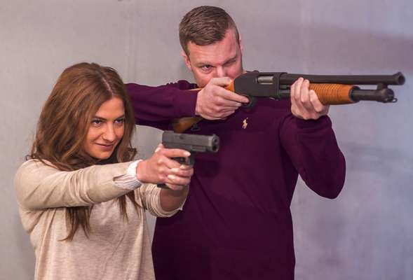 Pistol 9mm and pump-action shotgun 12G.