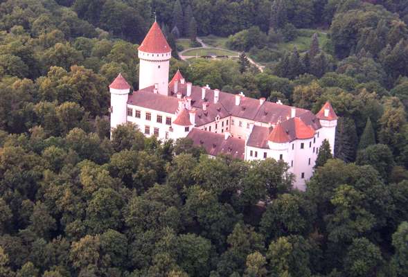 ballooning over Konopiste Castle